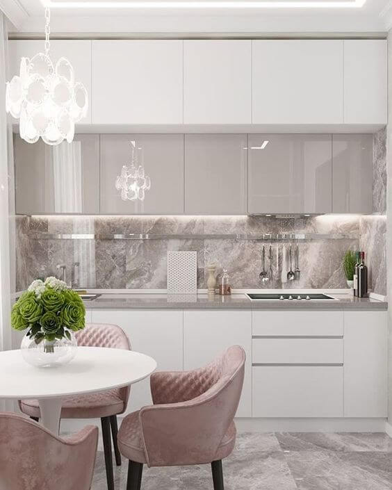 Armário de cozinha branco com detalhes rose 