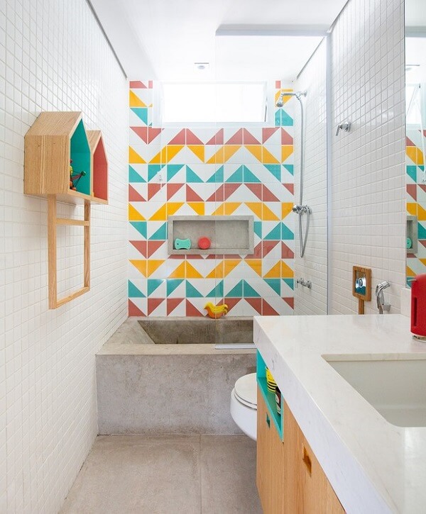 Banheiro infantil alegre com nichos coloridos em formato de casinha