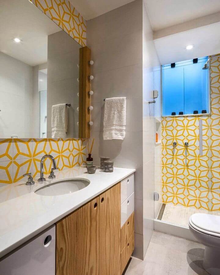 banheiro planejado decorado com revestimento amarelo e branco Foto PKB Arquitetura