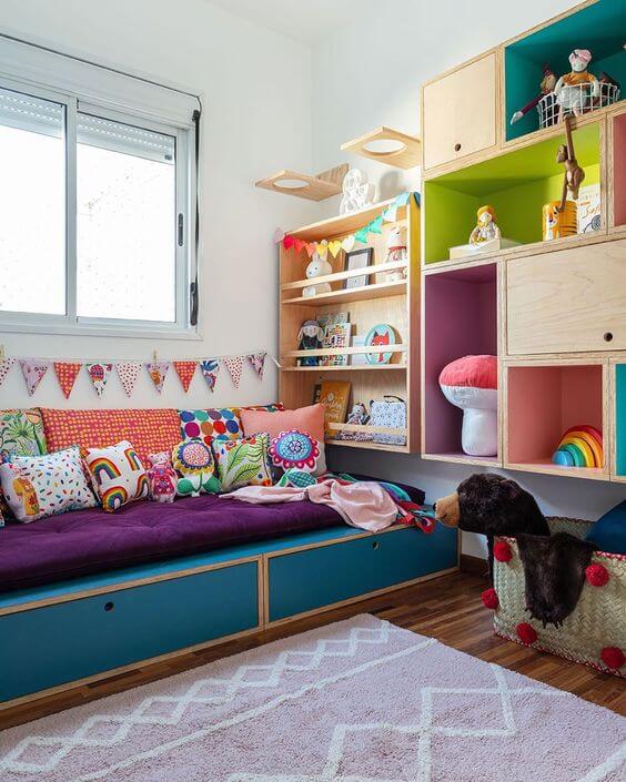 Brinquedoteca colorida e confortável no quarto