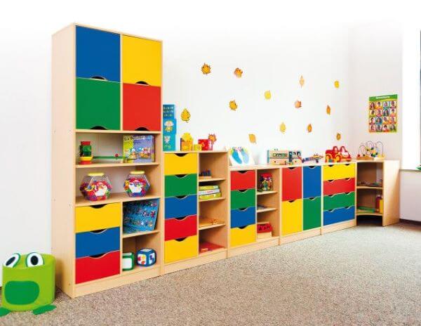 estante colorida no quarto infantil