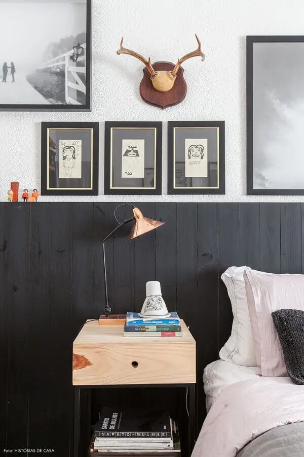 cabeceira na cor preta para decoração de quarto com criado mudo de madeira Foto Pinterest