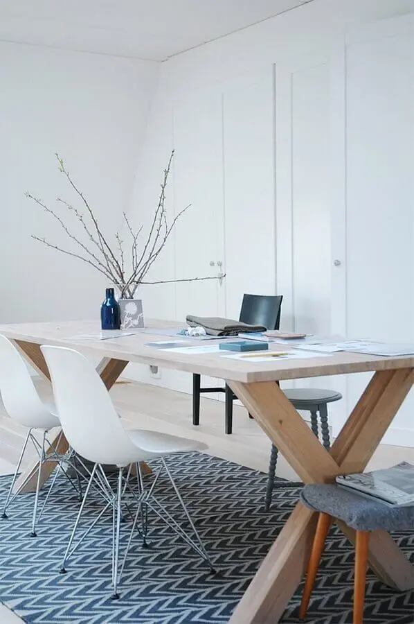 cadeira branca para decoração de escritório minimalista Foto Homedit