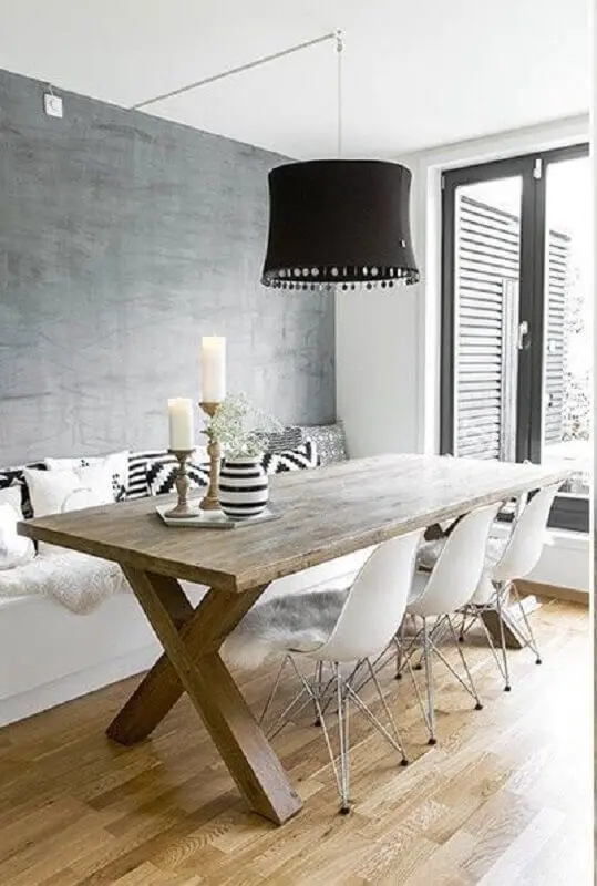 cadeira branca para sala de jantar com pendente preto e mesa de madeira rústica Foto Editions de l'Arkhan