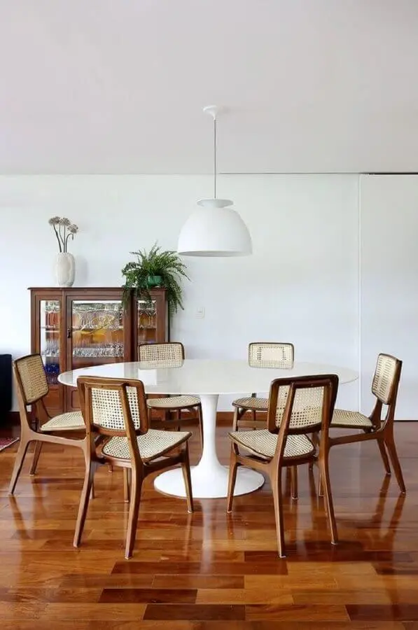 cadeiras de madeira com treliça para sala de jantar com mesa branca redonda Foto Casa de Valentina