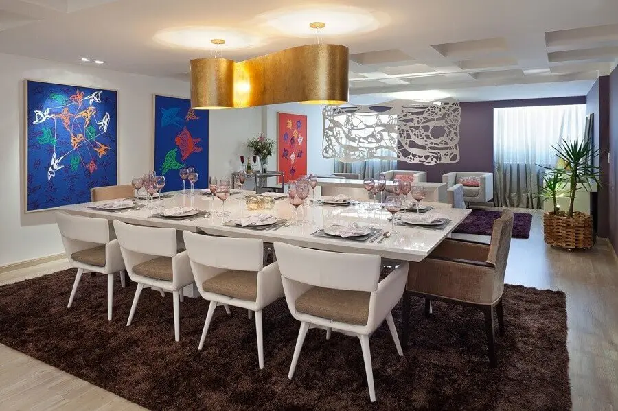 cadeiras estofadas para sala de jantar moderna decorada com pendente arrojado e tapete marrom Foto Voga Assessoria e Mídias Sociais