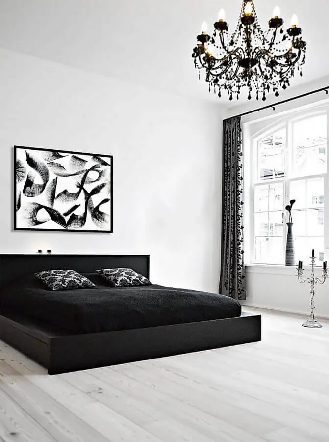 cama japonesa e lustre de cristal para decoração de quarto branco e preto Foto DegreeArt
