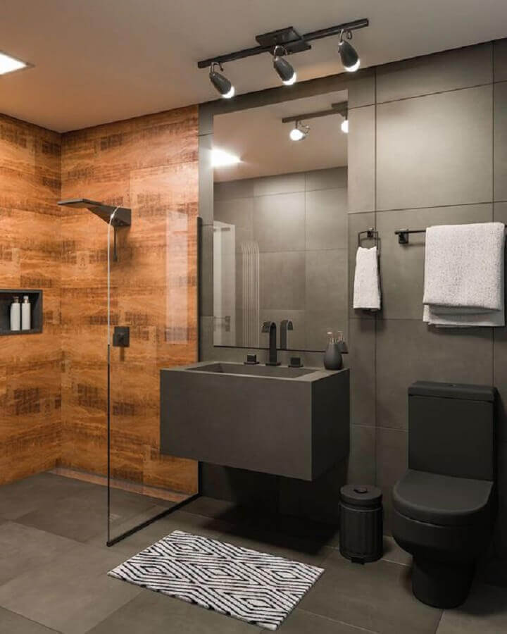 cor preta para banheiro moderno com revestimento que imita madeira Foto Pinterest