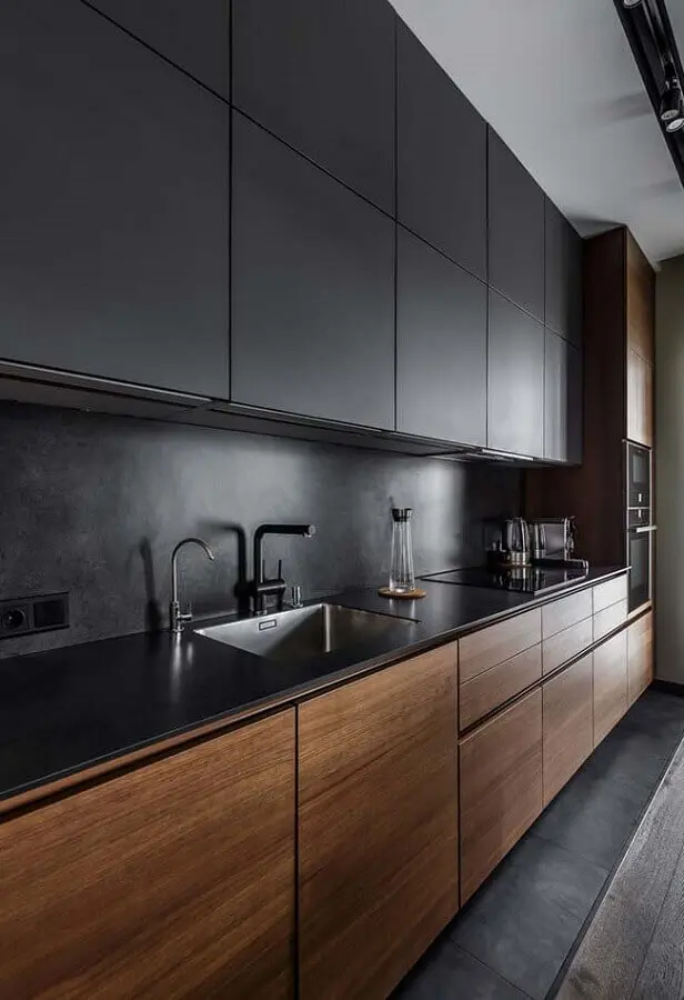 cor preta para cozinha planejada com armários de madeira Foto Pinterest