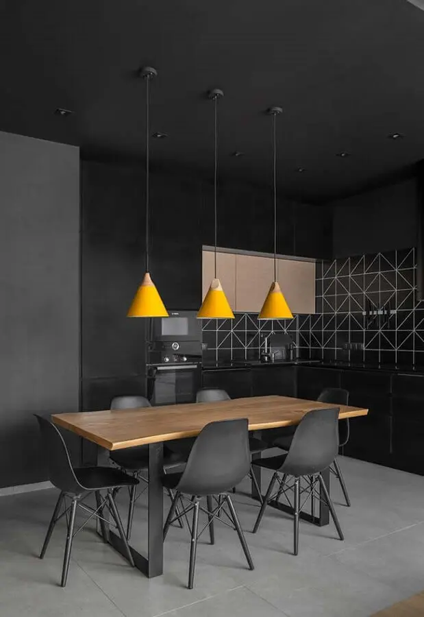 cor preta para sala de jantar moderna decorada com pendentes amarelos Foto Área de Mulher