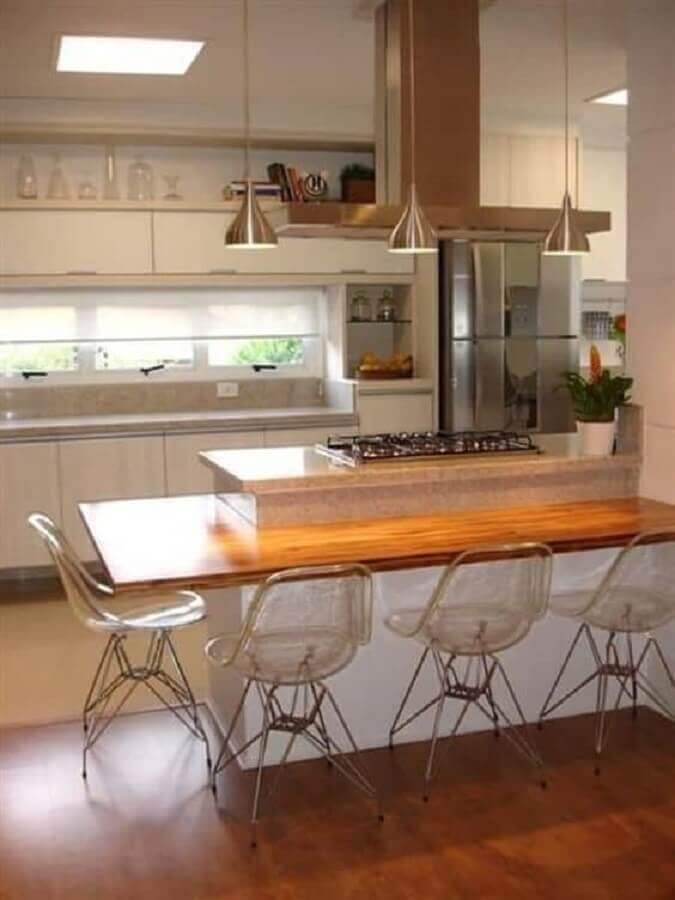 cozinha com cooktop em ilha com bancada de madeira Foto Webcomunica