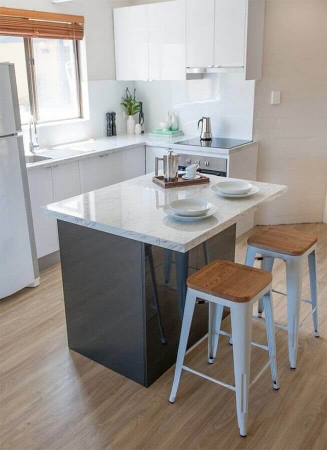 cozinha compacta com cooktop e ilha pequena Foto Assetproject