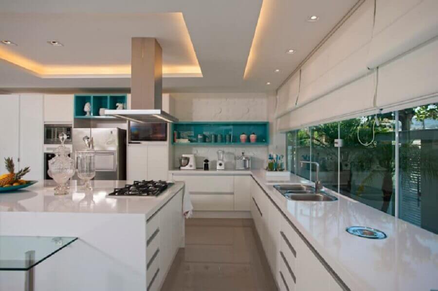 cozinha completa com cooktop toda branca com nichos azuis Foto Lana Rocha