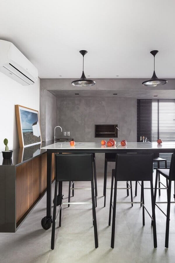 cozinha moderna decorada com cimento queimado e banquetas pretas Foto Plataforma Arquitectura