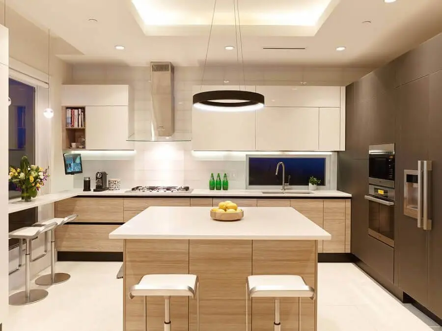cozinha planejada com cooktop e armários de madeira Foto Yelp