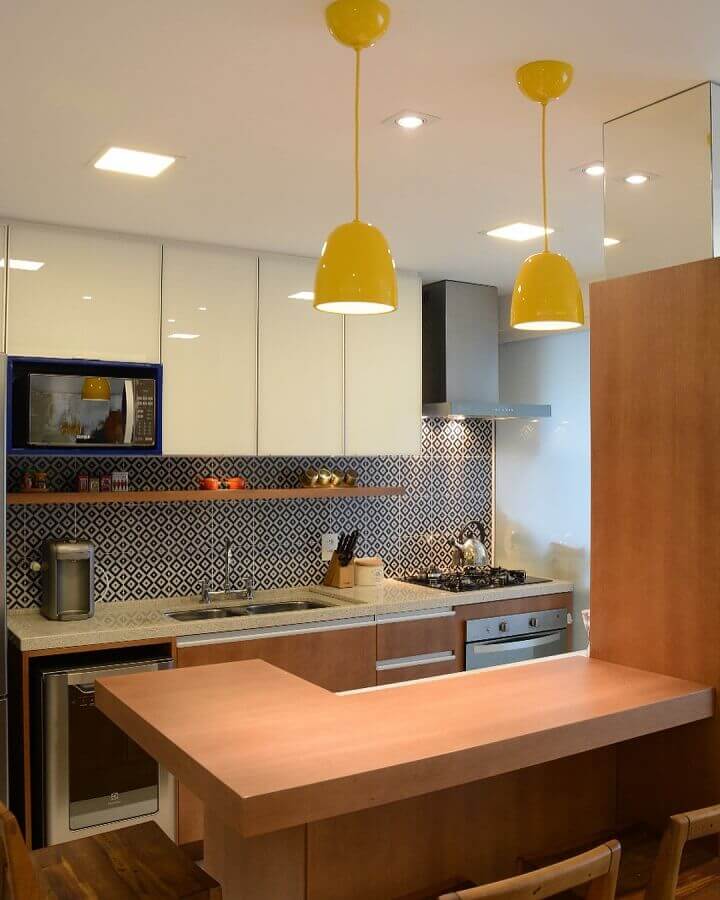 cozinha planejada pequena decorada com pendentes amarelos Foto LR Arquitetura