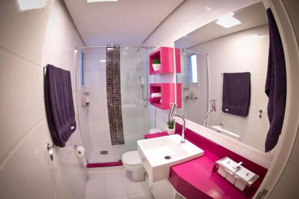 Banheiro simples com nicho cor de rosa