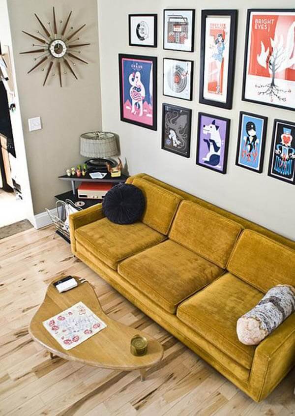 Sala de estar com piso laminado de madeira e sofá amarelo mostarda