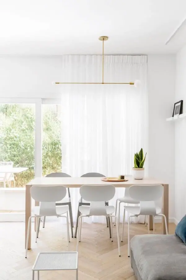 decoração clean com cadeira branca para sala de jantar com mesa de madeira Foto Decostore