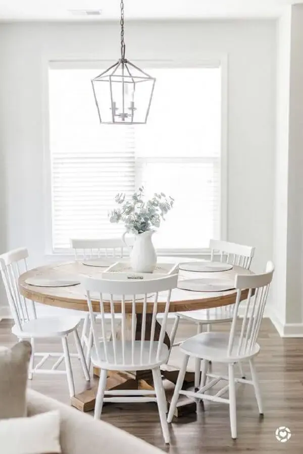 decoração clean com cadeiras de madeira para sala de jantar pintadas de branca Foto Pinterest