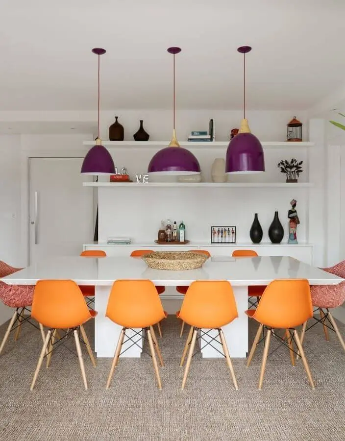decoração clean com cadeiras para sala de jantar com pendentes roxos Foto Homify