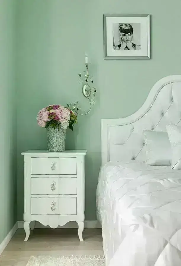 decoração clean para quarto com parede verde claro Foto Pinterest