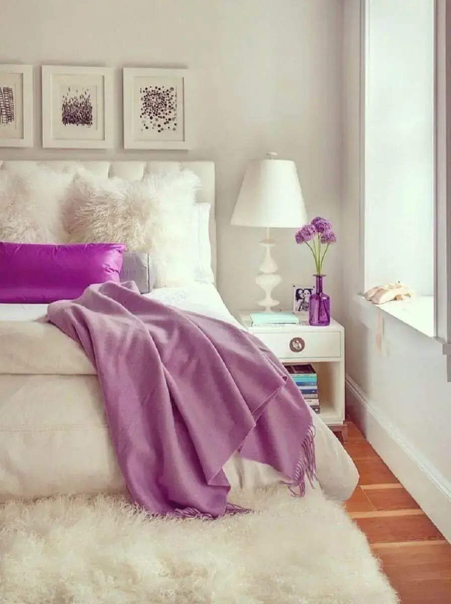 decoração clean para quarto de moça branco e lilás com tapete felpudo Foto We Heart It