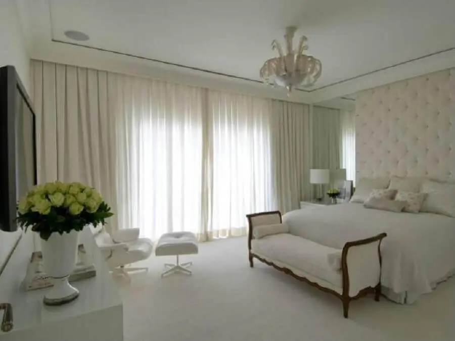 decoração clássica para quarto branco com cabeceira capitonê Foto Roberto Migotto
