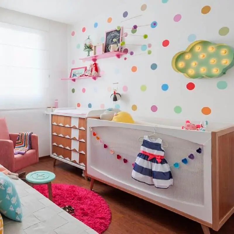 decoração colorida com papel de parede para quarto de bebê feminino Foto Casa de Valentina
