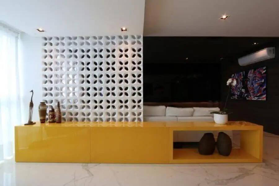 decoração com parede de cobogó branco para sala moderna na cor preta e amarela Foto ZAAV Arquitetura