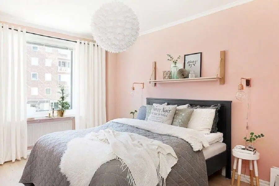 decoração de quarto de moça com parede rosa e lustre pendente redondo Foto Archtecture Art & Design
