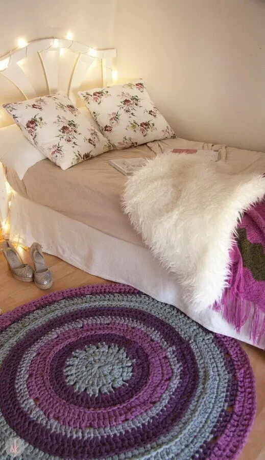 decoração de quarto de moça com tapete de crochê redondo Foto Susimiu