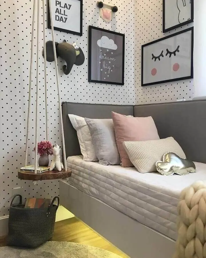 decoração de quarto de moça jovem com papel de parede de bolinhas e vários quadros Foto Pinterest