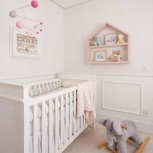 Decoração de quarto de bebê com nichos cor de rosa