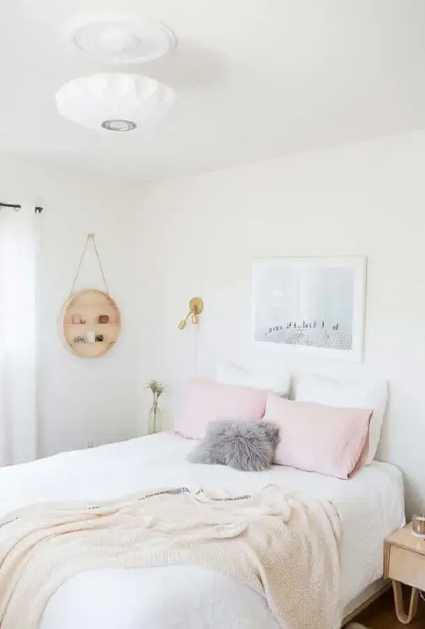 decoração delicada para quarto branco com nicho redondo de madeira Foto NordDeco