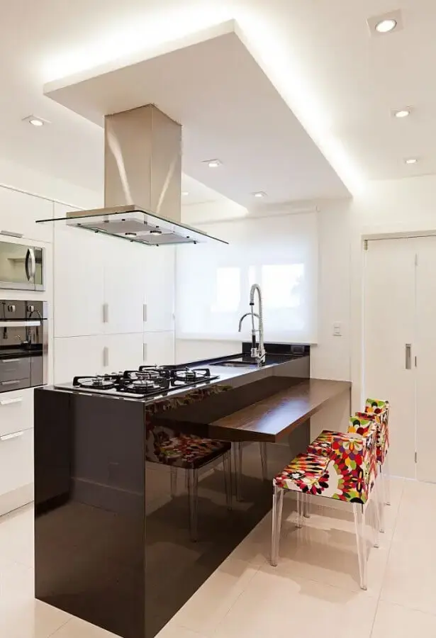 decoração em preto e branco com pia de cozinha com cooktop Foto Angêlica Hoffmann Arquitetura e Inteiores