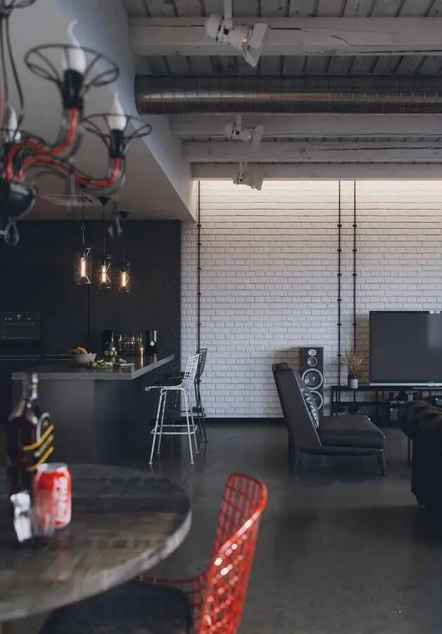decoração industrial com cor preta para casa com parede de tijolinho branca Foto Assetproject