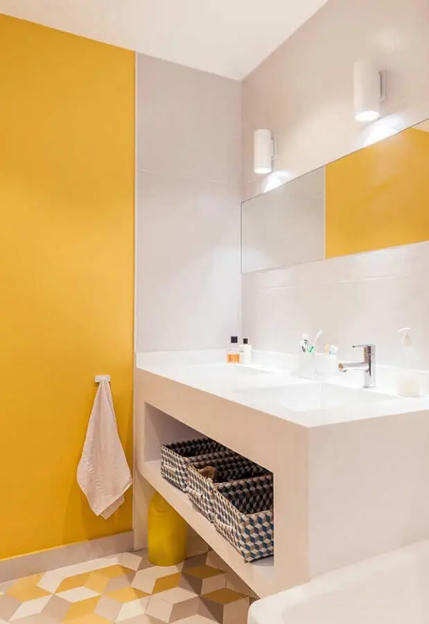 decoração minimalista para banheiro branco e amarelo Foto Webcomunica