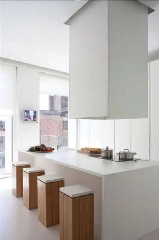 decoração minimalista para cozinha com fogão cooktop em ilha com banquetas baixas Foto Pinterest