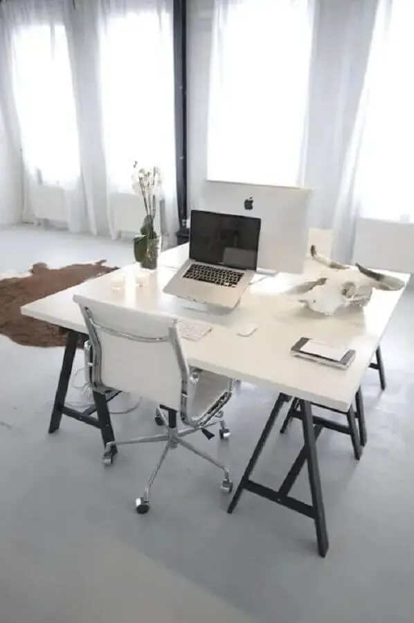 decoração minimalista para home office com cadeira giratória branca Foto Decostore