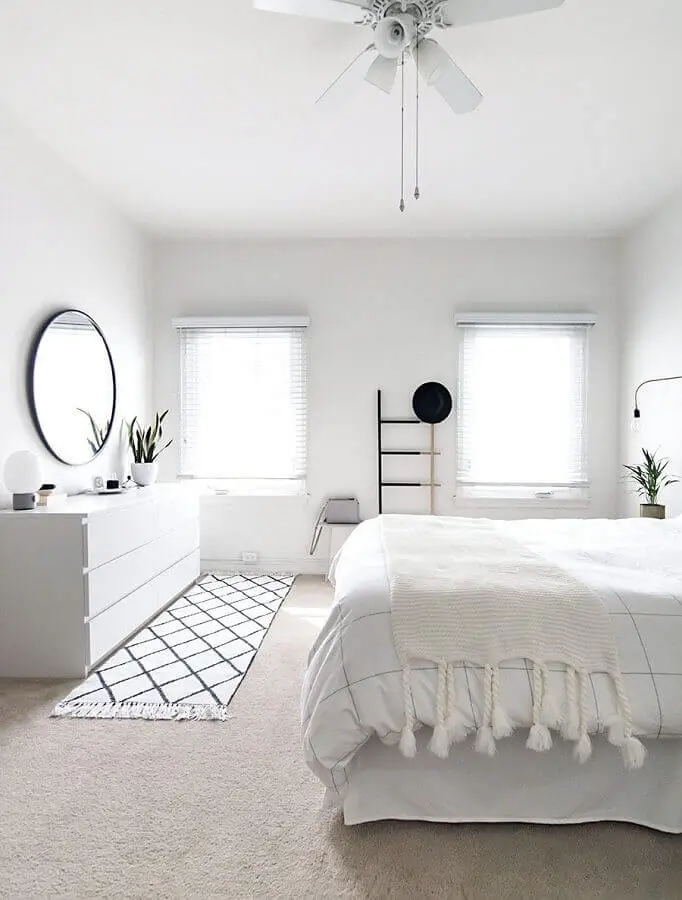 decoração minimalista para quarto branco com espelho redondo Foto Pinterest