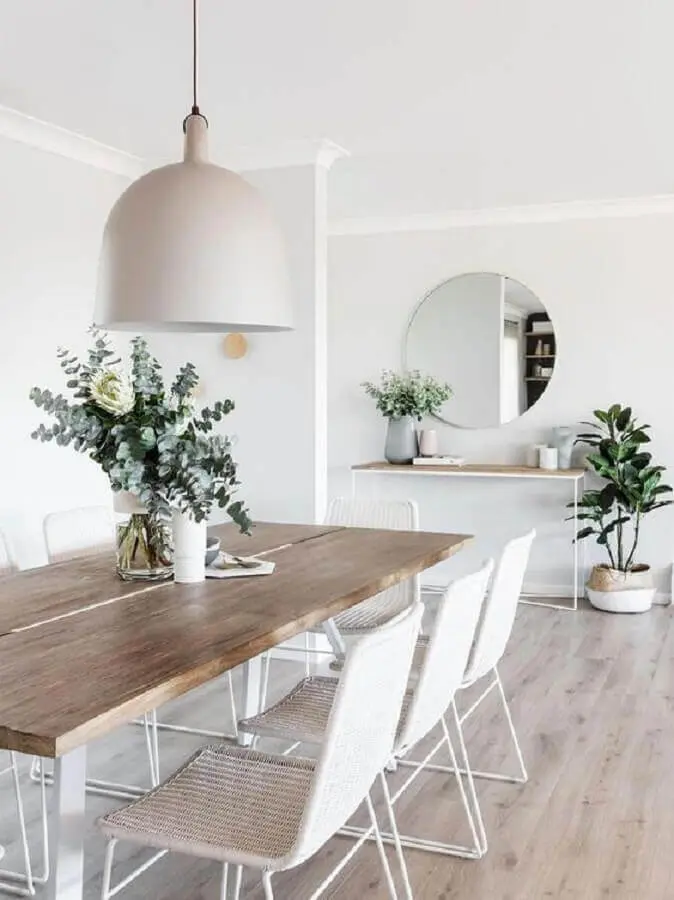 decoração minimalista para sala de jantar com mesa com cadeira branca Foto Lumin Lamp House