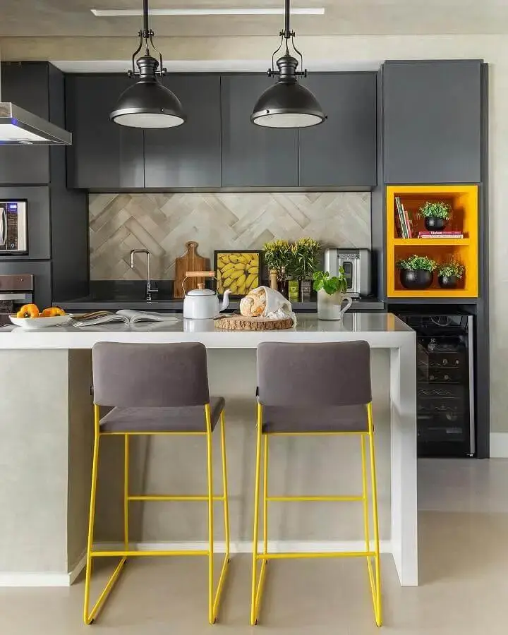 decoração moderna para cozinha planejada cinza com tons de amarelo Foto SP Estudio Arquitetura