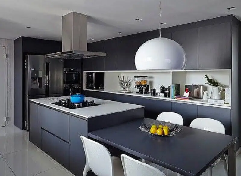 decoração moderna para cozinha planejada com cooktop e armários em cinza escuro Foto Studio Mira Arquitetura