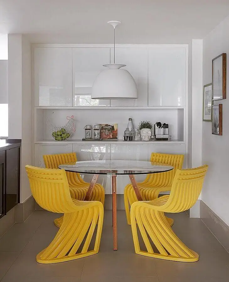 decoração moderna para sala de jantar toda branca com cadeiras amarelas Foto Pinterest