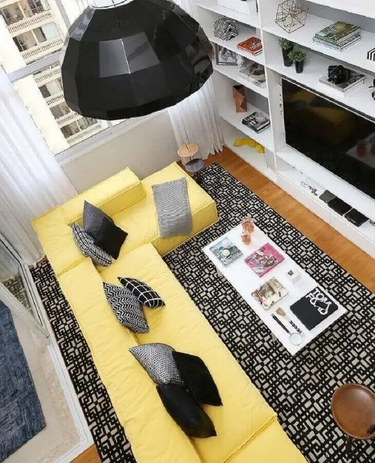 decoração moderna para sala preta e branca com sofá amarelo Foto Pinterest