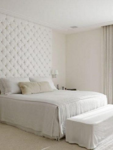 Decoração neutra para quarto branco com cabeceira estofada até o teto Foto: Roberto Migotto