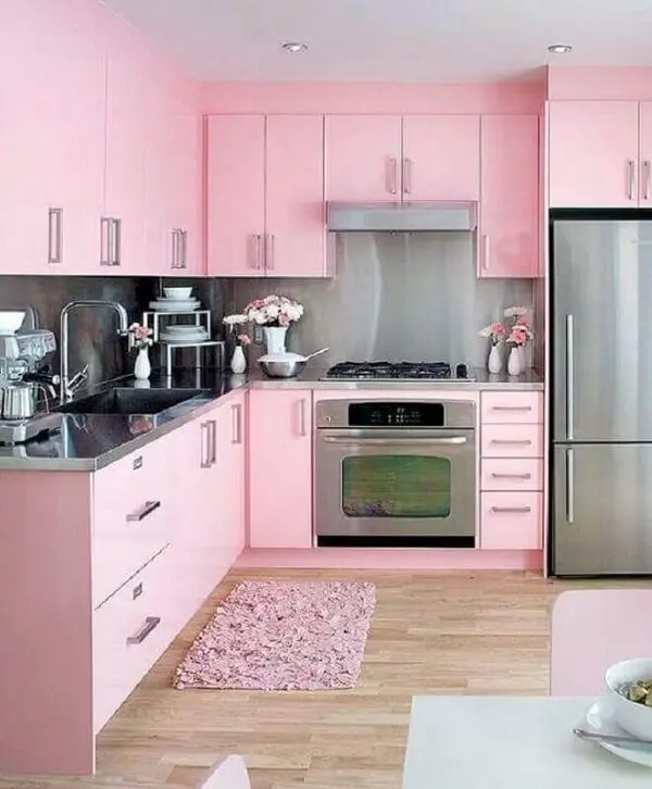 Decoração romântica para cozinha planejada com tapete rosa