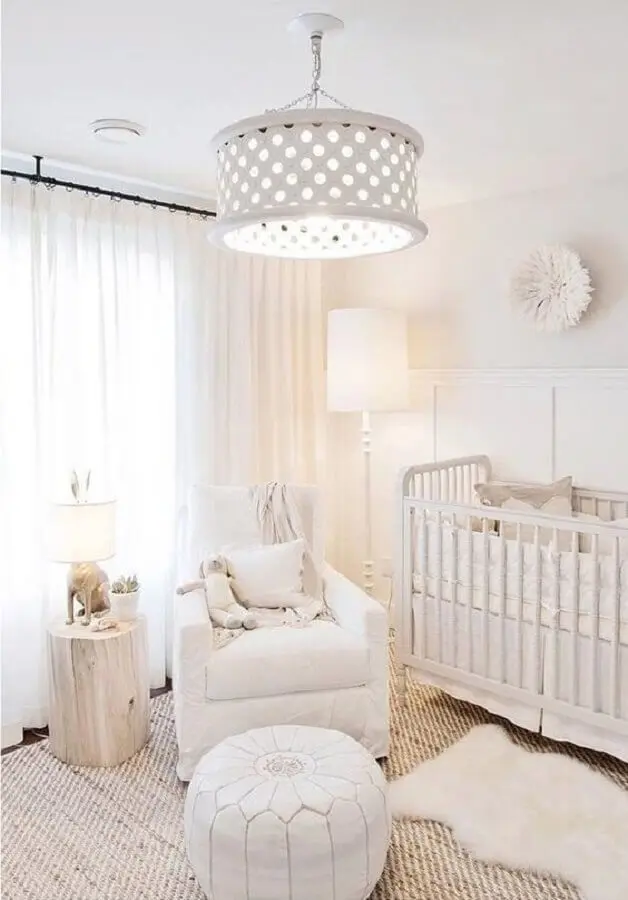 decoração para quarto de bebê branco com dois tapetes Foto DigsDigs