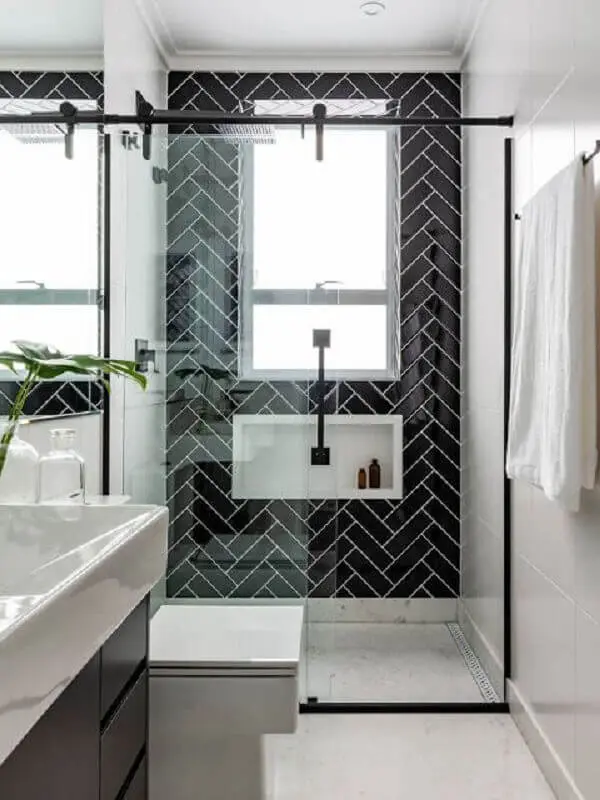 decoração preta e branca para banheiro pequeno planejado Foto Jeito de Casa